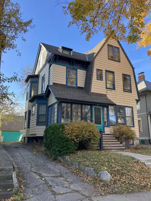 2913 N Hackett, Milwaukee, WI 53211