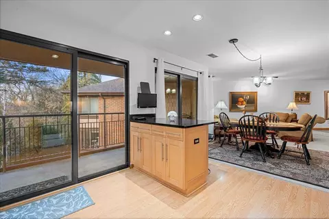 1600 W Green Tree #314, Glendale, WI 53209