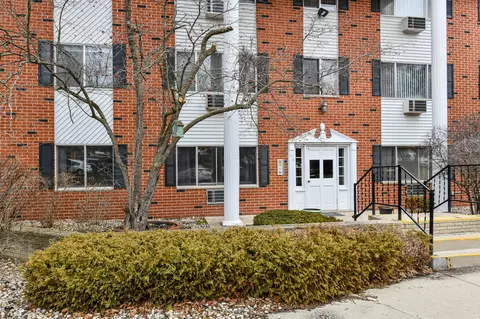 255 Elmwood #205, Lake Geneva, WI 53147