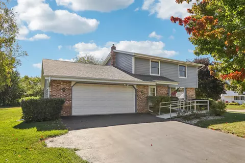 679 Lake Blf, Oconomowoc, WI 53066