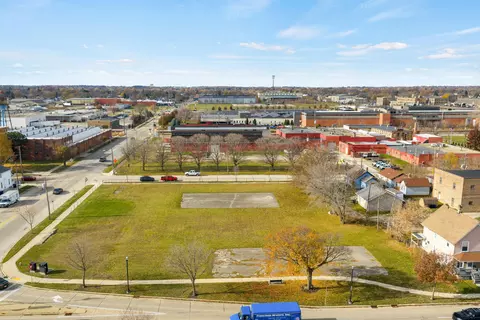 1206 De Koven, Racine, WI 53403