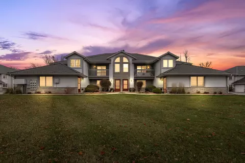 827 Quinlan #H, Pewaukee, WI 53072