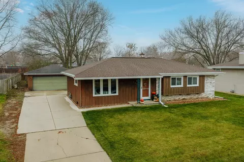 1023 Knollwood, Saukville, WI 53080