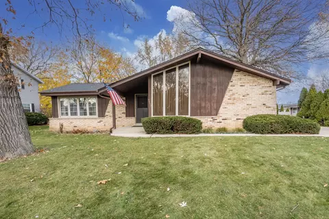 3950 S Camrose, New Berlin, WI 53151