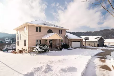 203 Eagles Blf, La Crescent, MN 55947