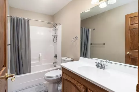Bath - 203 Eagles Blf, La Crescent, MN 55947 photo 4 of 5