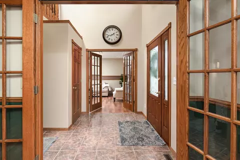 Entry Way - 203 Eagles Blf, La Crescent, MN 55947 photo 2 of 3
