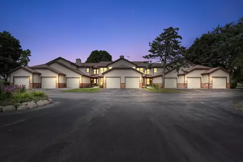 8127 S Legend #D, Franklin, WI 53132