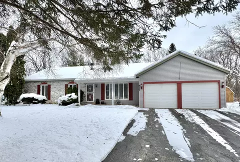 517 Fox Knl, Waterford, WI 53185