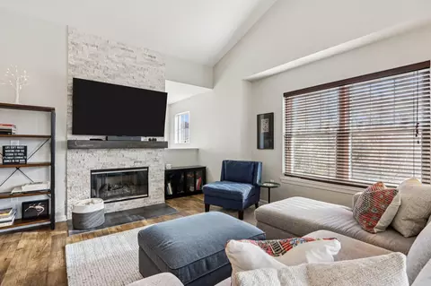 n16w26500 Meadowgrass #B, Pewaukee, WI 53072