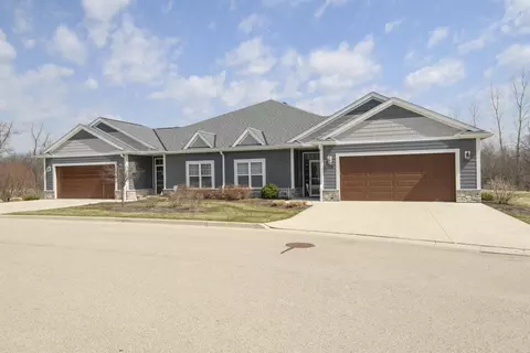 106 Phantom Lk, Mukwonago, WI 53149