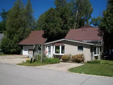1324 W Green Lk, Farmington, WI 53090