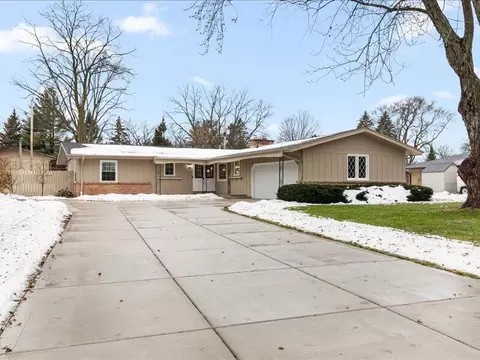 5375 S Allenwood, Hales Corners, WI 53130