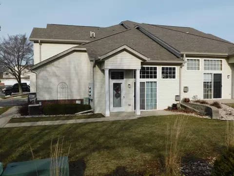 2412 Fox Riv #L, Waukesha, WI 53189