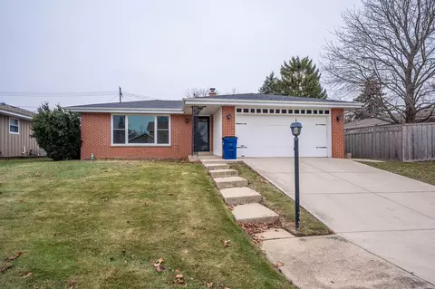110 Crab Tree, Racine, WI 53406