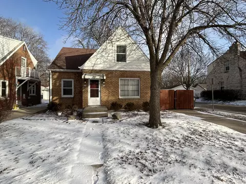 402 N 68th, Wauwatosa, WI 53213