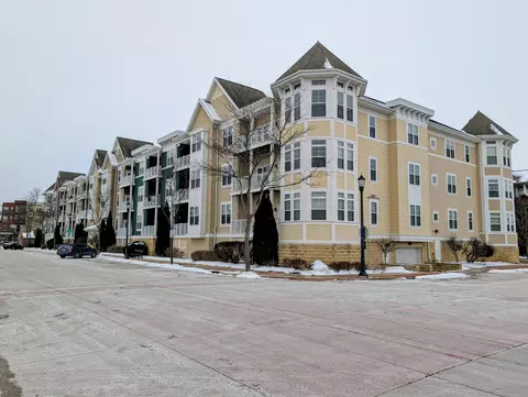 1335 11th #105, Grafton, WI 53024
