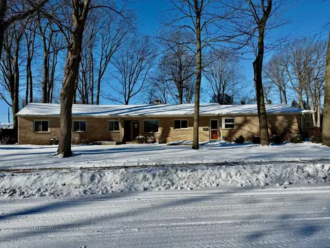 1432 Gunnell, Manitowoc, WI 54220