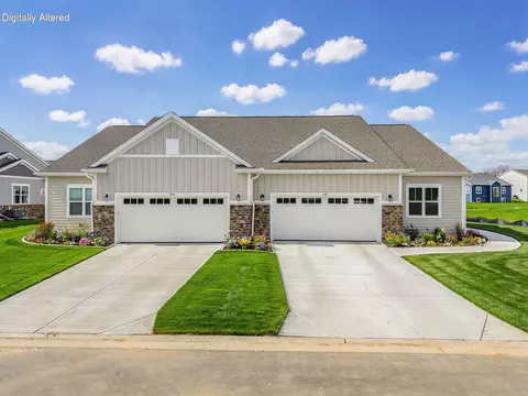 857 Stirling UNIT 40, Oconomowoc, WI 53066