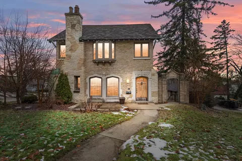 6742 Hillcrest, Wauwatosa, WI 53213