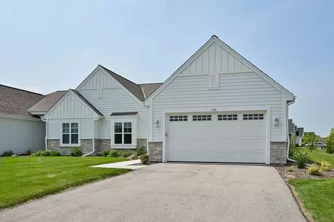 1320 Prairie Crk #2, Oconomowoc, WI 53066