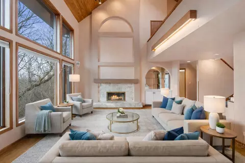 1249 N Lost Woods, Summit, WI 53066