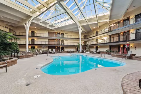 6100 W Stonehedge UNIT 306, Greenfield, WI 53220