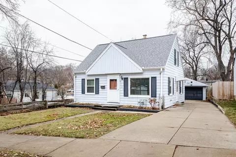 9144 W Park Hl, Milwaukee, WI 53226
