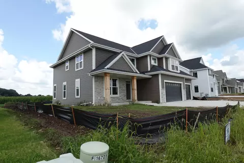 1682 Switchgrass, Oconomowoc, WI 53066