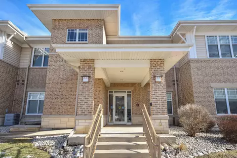 3960 S Prairie Hl #205, Greenfield, WI 53228