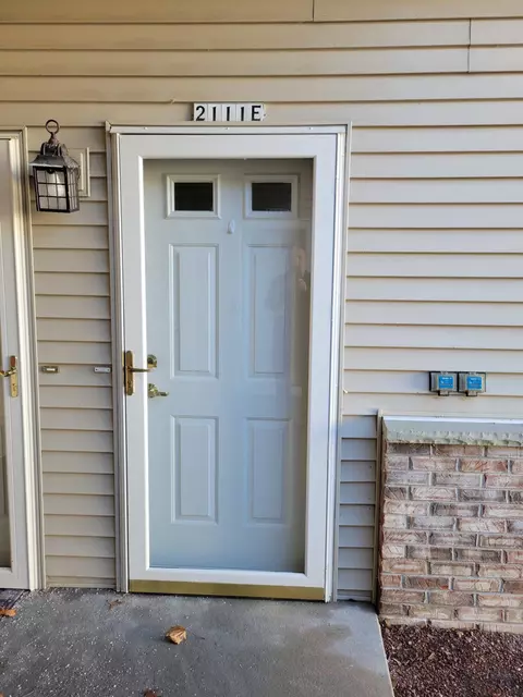 2111 Pine Rdg #E, Grafton, WI 53024