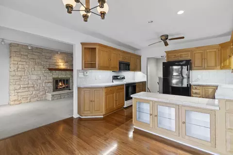 998 Lake Country, Oconomowoc, WI 53066