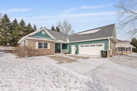 1457 Red Oak, Hartford, WI 53027