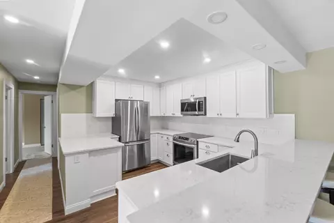 321 Park Hl #A, Pewaukee, WI 53072