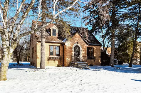 424 W Luebbe, Glendale, WI 53217