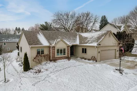 2707 Fox Hl, Waukesha, WI 53189