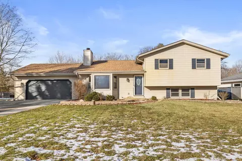 702 Fox Knl, Waterford, WI 53185