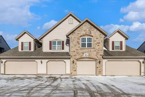 2252 W Vista Bella, Oak Creek, WI 53154