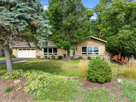 946 Shabbona, Fontana, WI 53125
