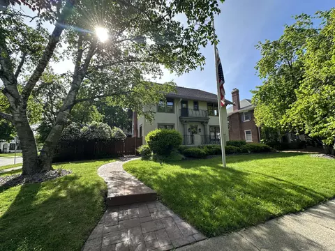 3405 N Hackett, Milwaukee, WI 53211