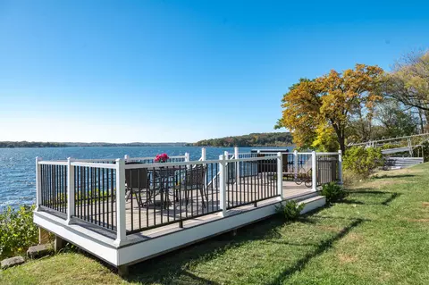 n39w27485 Hillside Grv, Pewaukee, WI 53072