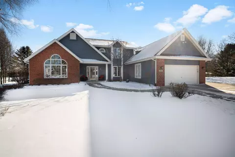 8086 S Meadowcreek, Franklin, WI 53132