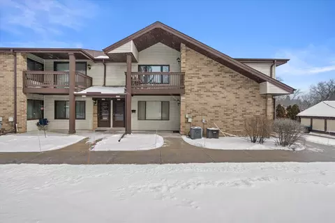 1674 S Coachlight, New Berlin, WI 53151
