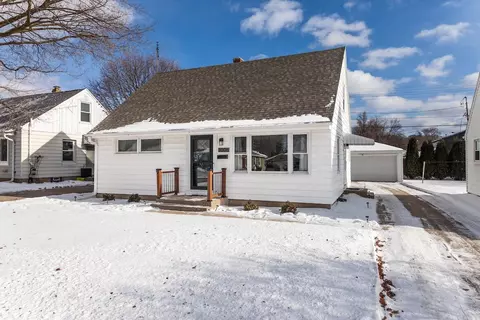 1006 S 109th, West Allis, WI 53214
