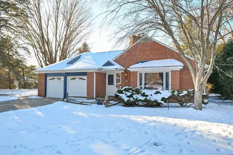 2853 N Colonial, Milwaukee, WI 53222