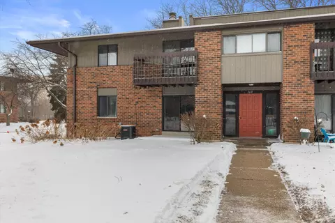 360 Park Hl #C, Pewaukee, WI 53072