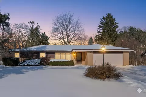8824 W Dosie, Greenfield, WI 53228