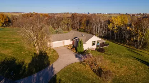n1666 Meadow Ridge Road, Greenfield, WI 54601