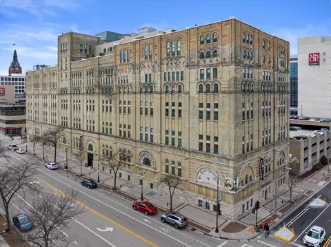270 E Highland #1043, Milwaukee, WI 53202