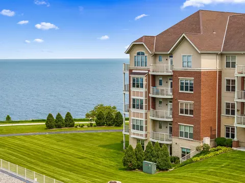 4100 S S Lk #204, Saint Francis, WI 53235